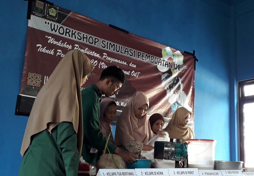 Mahasiswa KKN UIN Sunan Kalijaga Menggelar Workshop Simulasi Pembuatan VCO
